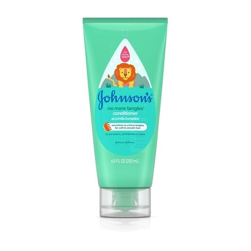 Un tubo verde con la etiqueta "Johnson's No More Tangles conditioner acondicionador" con una ilustración de un león. El texto incluye "6.8 FL OZ (200 mL)" y "No parabens, phthalates or dyes" (sin parabenos, ftalatos ni colorantes).