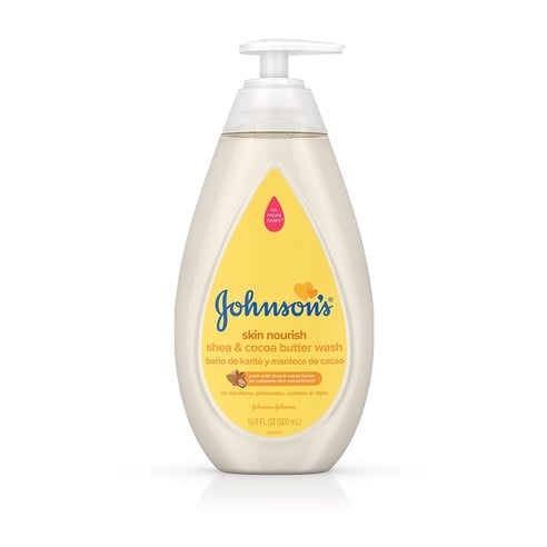 Envase de jabón líquido de karité y manteca de cacao Johnson's Skin Nourish con etiqueta amarilla y dispensador, que contiene 16,9 fl oz (500 ml), sobre un fondo blanco.