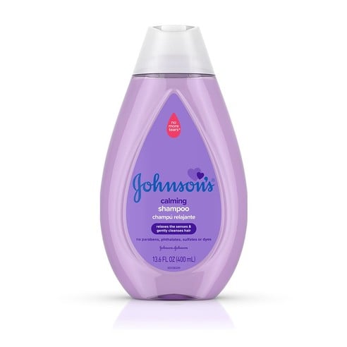 Envase morado de champú calmante de Johnson, con etiquetada de "No More Tears" (no provoca lágrimas), en posición vertical sobre un fondo blanco. Tiene una capacidad de 13.6 FL OZ (400 mL) y afirma que no contiene parabenos, ftalatos, sulfatos ni colorantes.