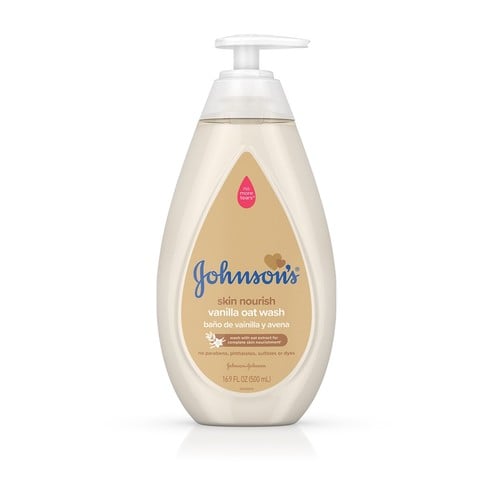 Envase beige de jabón líquido de vainilla y avena Johnson's Skin Nourish con un dispensador en posición vertical sobre un fondo blanco. El texto dice: "Johnson's skin nourish vanilla oat wash, baño de vainilla y avena, 16.9 FL OZ (500 mL)."