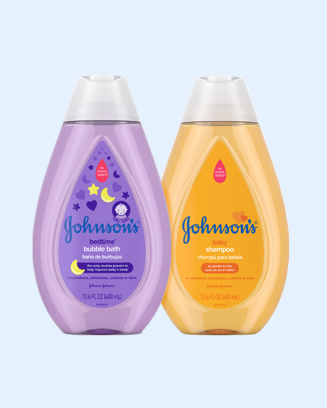 Baño de burbujas Johnson's Baby Bedtime en un envase morado y champú Johnson's Baby en un envase naranja, ambos de 13,6 fl oz (400 ml).