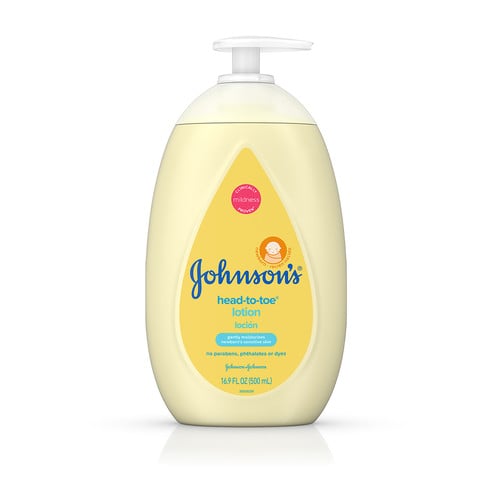 Envase amarillo de loción Head-To-Toe Johnson's con dispensador, con etiqueta de "Clinically Proven Mildness" (suavidad comprobada clínicamente). La etiqueta también menciona que es hipoalergénico, libre de parabenos, ftalatos y colorantes y que es de 16.9 FL OZ (500 mL).