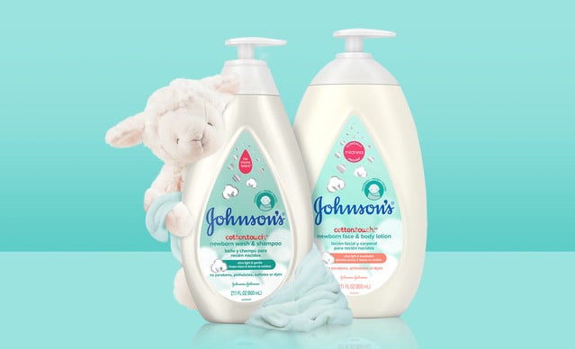 Dos productos de Johnson's Baby, el jabón líquido y champú para recién nacidos CottonTouch y la loción para rostro y cuerpo para recién nacidos CottonTouch, con un conejito de peluche y un paño azul.