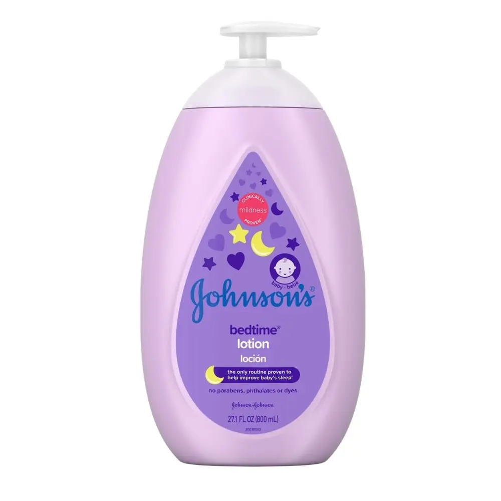 Johnsons Baby bedtime lotion bottle with a pump, featuring a purple label with stars, hearts, and a moon design. The label indicates mildness, no parabens, phthalates, or dyes, and a volume of 27.1 fl oz (800 mL).