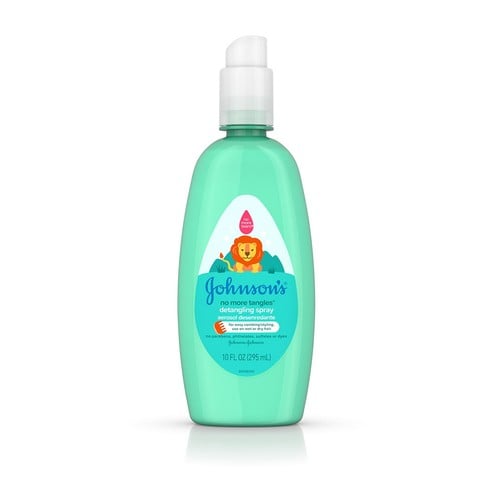 Envase verde con etiqueta de "Johnson's no more tangles detangling spray" (spray desenredante) con la ilustración de un león, que contiene 10 fl oz (295 ml), erguida sobre una superficie blanca.