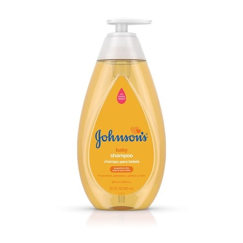 Envase de champú para bebé Johnson's con un dosificador blanco, etiquetado como "No More Tears" en rosa, en un envase amarillo y transparente sobre un fondo blanco. Texto: "baby shampoo champú para bebé 23.7 FL OZ (700 mL)."