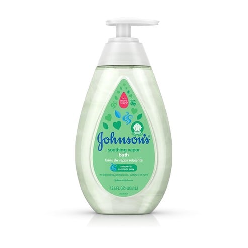 Envase de plástico transparente con dispensador, con etiqueta "Johnson's soothing vapor bath" (baño de vapor relajante) en posición vertical de 13.6 onzas líquidas (400 ml). El envase tiene hojas verdes y un ícono de bebé en la parte delantera.