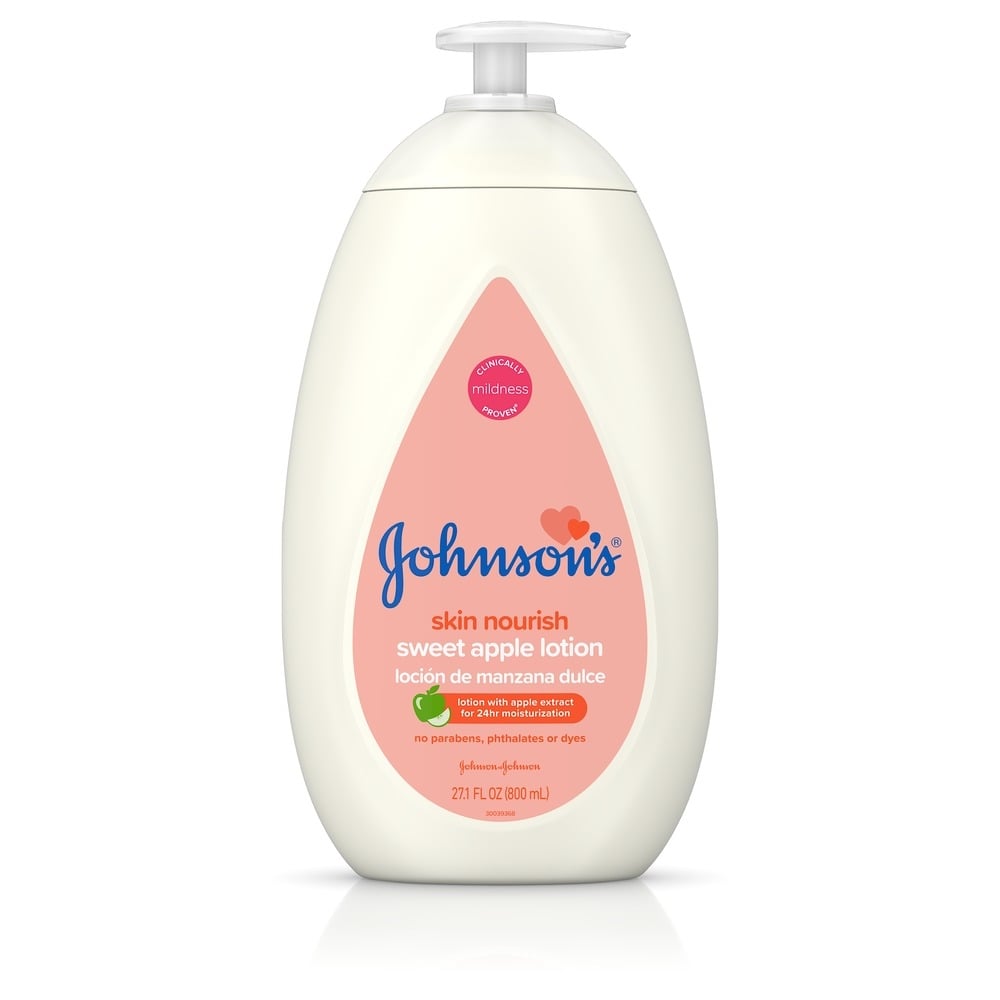 Loción Johnson's Skin Nourish de manzana dulce en un frasco de 27 fl oz con dispensador, etiquetada sin parabenos, ftalatos ni colorantes.