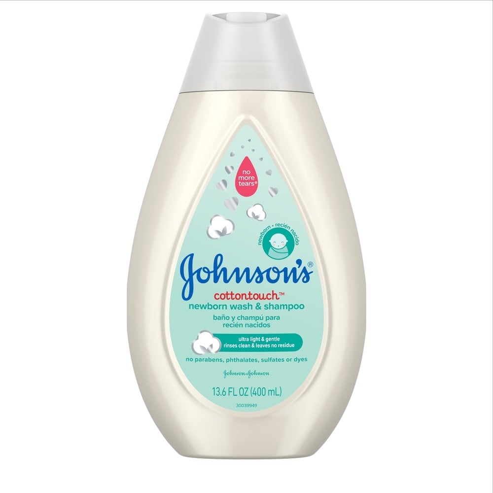 Jabón líquido y champú para recién nacidos Johnsons Baby CottonTouch, envase de 13.6 fl oz (400 ml) con tapa blanca y diseño beige claro, con imágenes de algodones y texto que indica que no contiene parabenos, ftalatos, sulfatos ni colorantes.