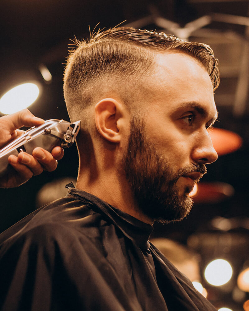 Barber knipt en verzorgt een herenkapsel bij Berkay's Barbershop in Hoorn