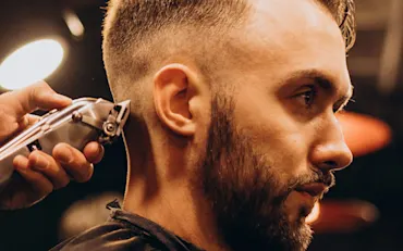 Barber knipt en verzorgt een herenkapsel bij Berkay's Barbershop in Hoorn