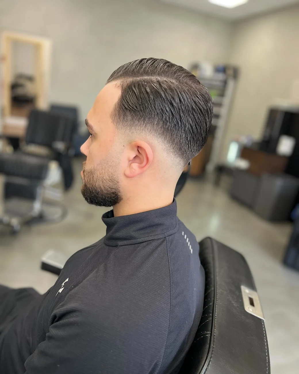 Strak herenkapsel met verzorgde baard voor een bruiloft, feest of sollicitatie bij Berkay's Barbershop in Hoorn
