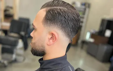 Strak herenkapsel met verzorgde baard voor een bruiloft, feest of sollicitatie bij Berkay's Barbershop in Hoorn