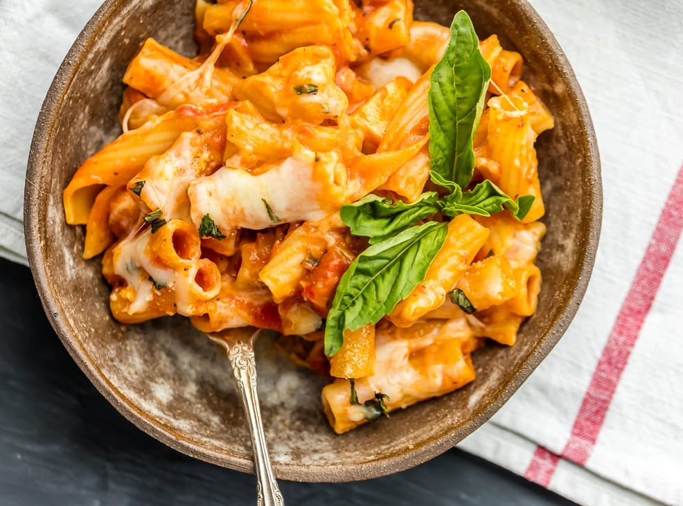 https://images.ctfassets.net/3vz37y2qhojh/6hMiEvEfFYJAyIdVZT0RUm/c6eee090dfa003d371ead2b346c3a245/chicken-parmesan-pasta-skillet5_hero.jpeg