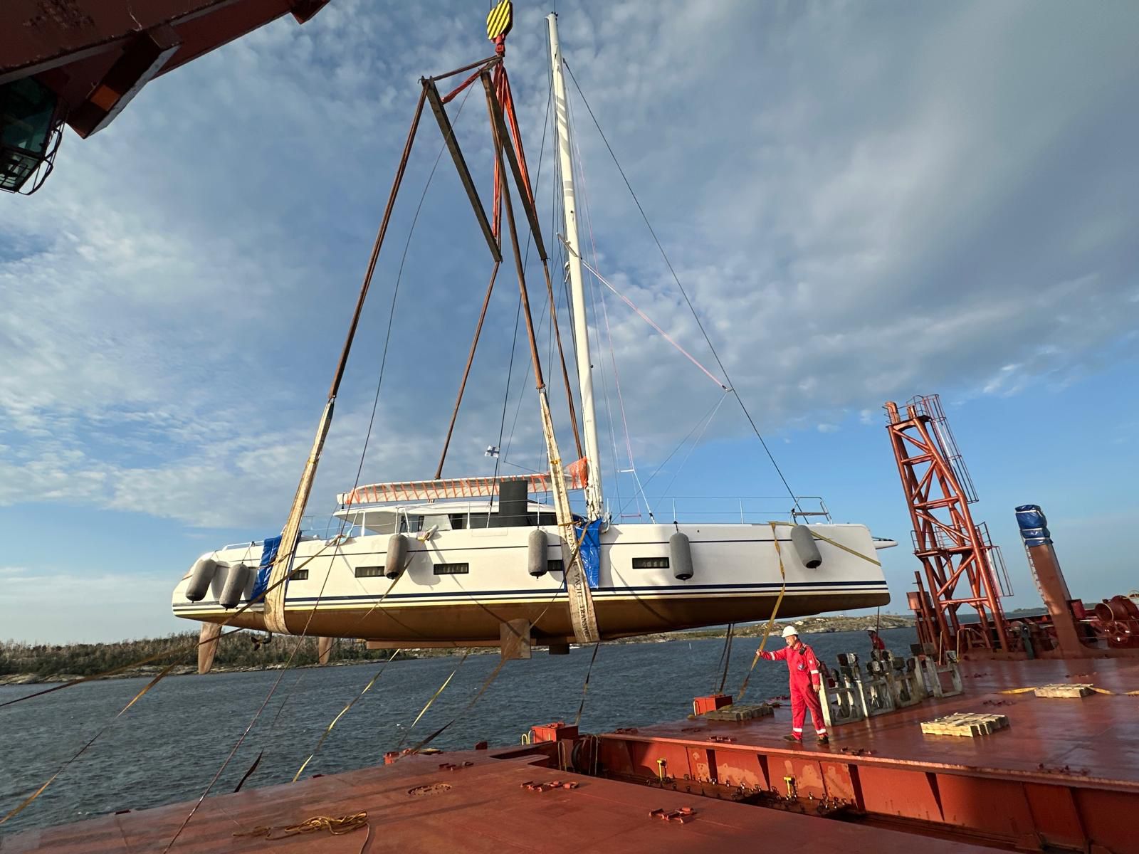 Ocean Explorer lift MV Sloman Discoverer