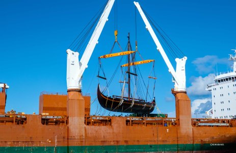 MV Stadiongracht lifting Draken boat