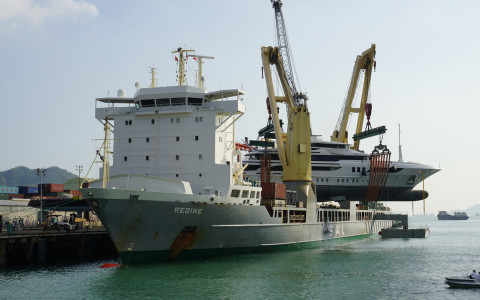 Sevenstar discharging a superyacht in Hong Kong