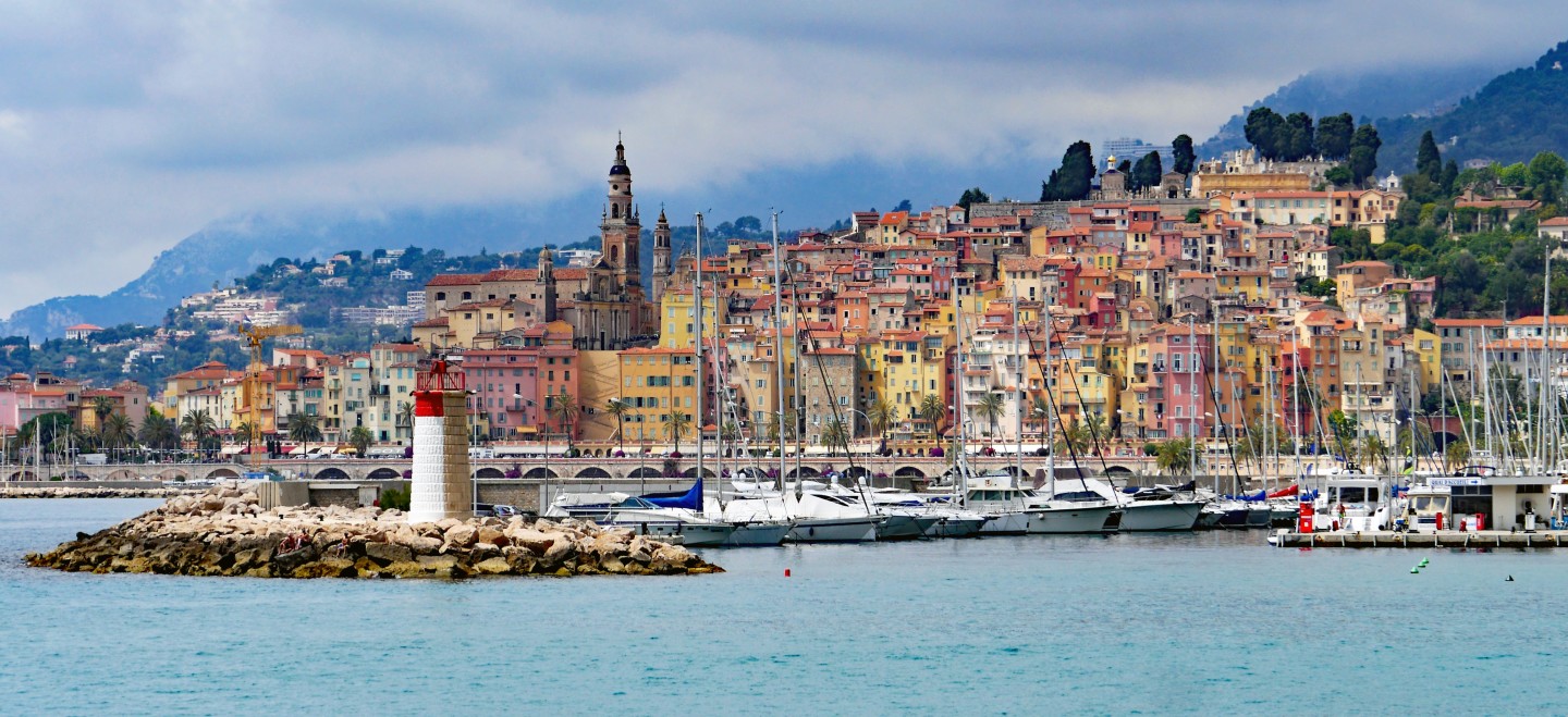 menton-old-town-harbour-entrance-lighthouse-161098