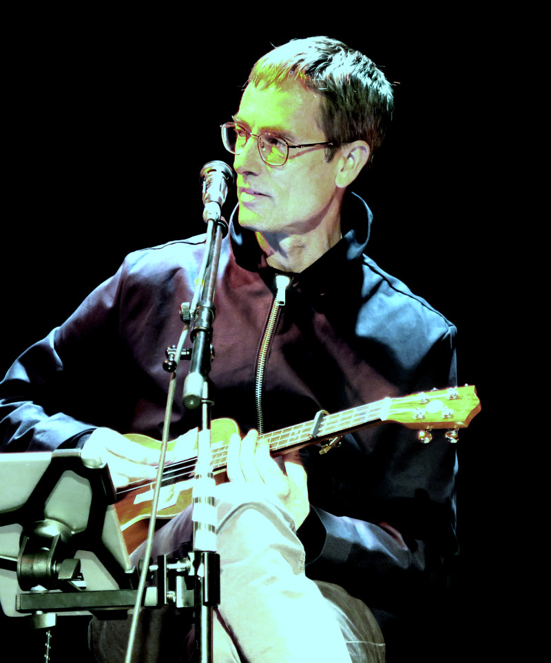 Christian Wildfellner mit einer Ukulele auf der Bühne.