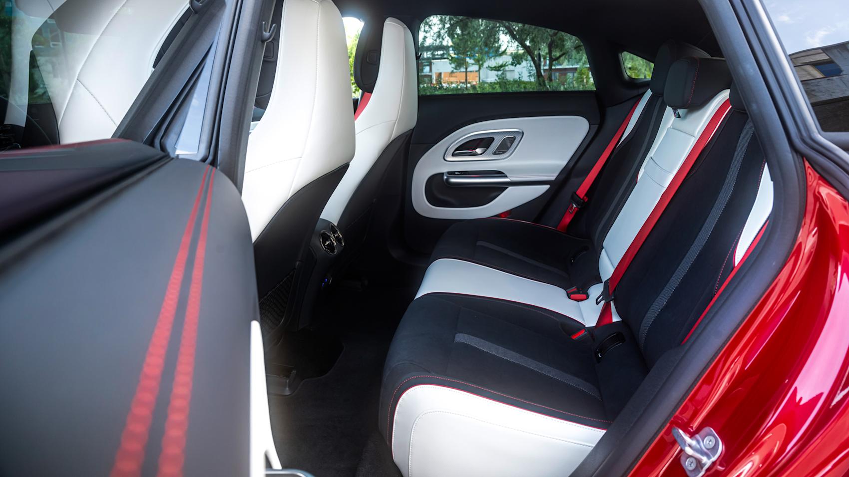 Baksätet har ett högt golv. (Foto: Mercedes-Benz)