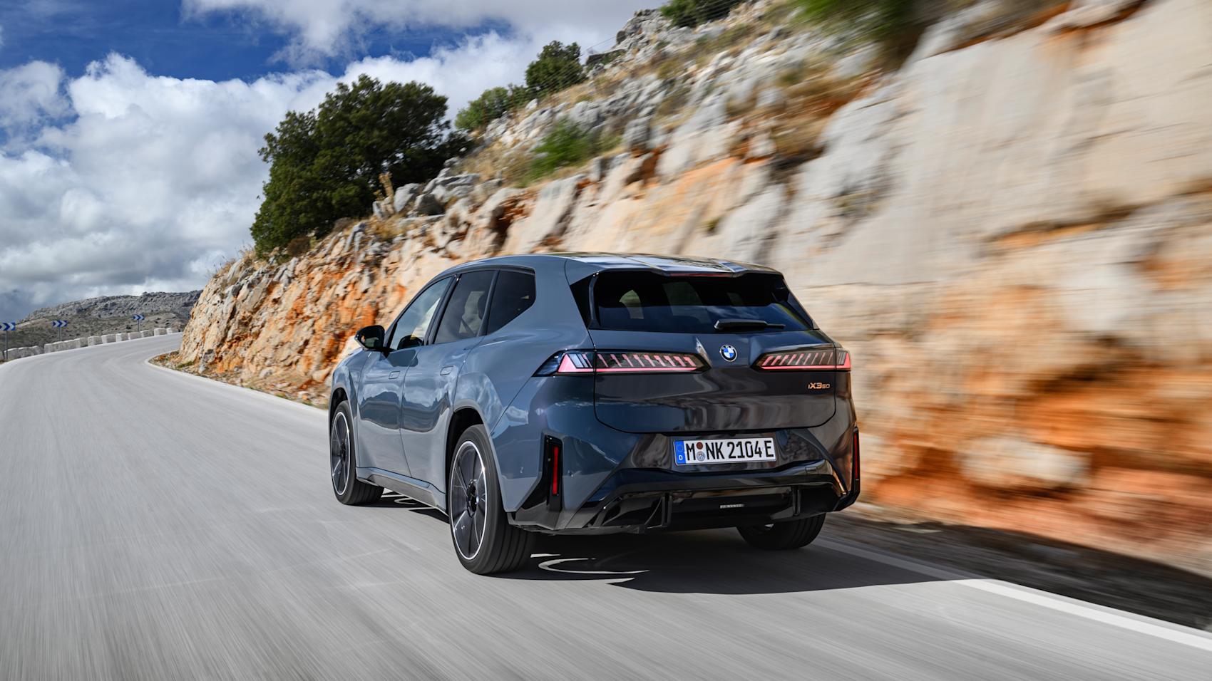 Rent kördynamiskt känns nya iX3 som en tvättäkta BMW. (Foto: BMW)