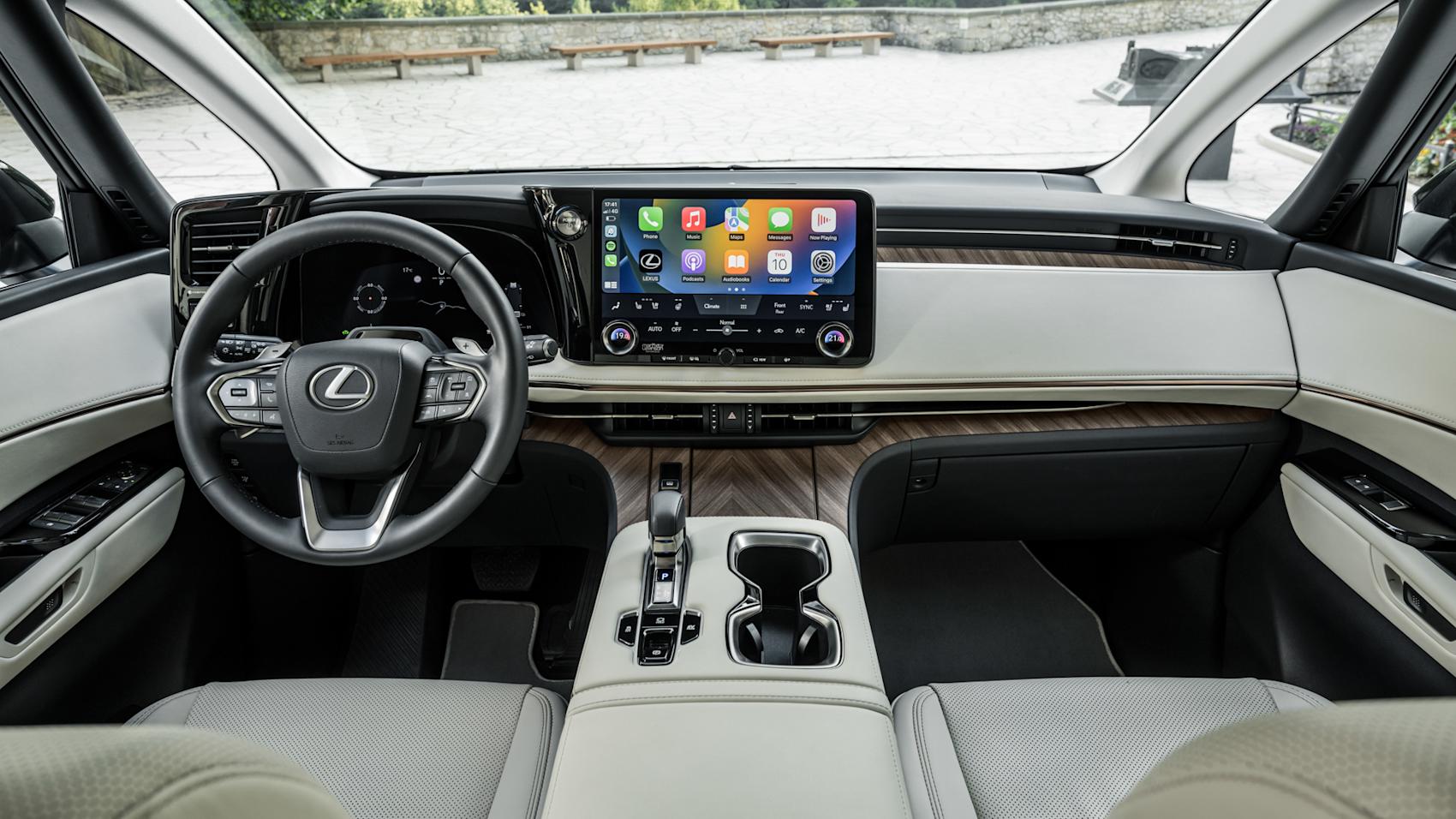 Även för föraren är interiören ergonomiskt utformad. (Foto: Lexus)