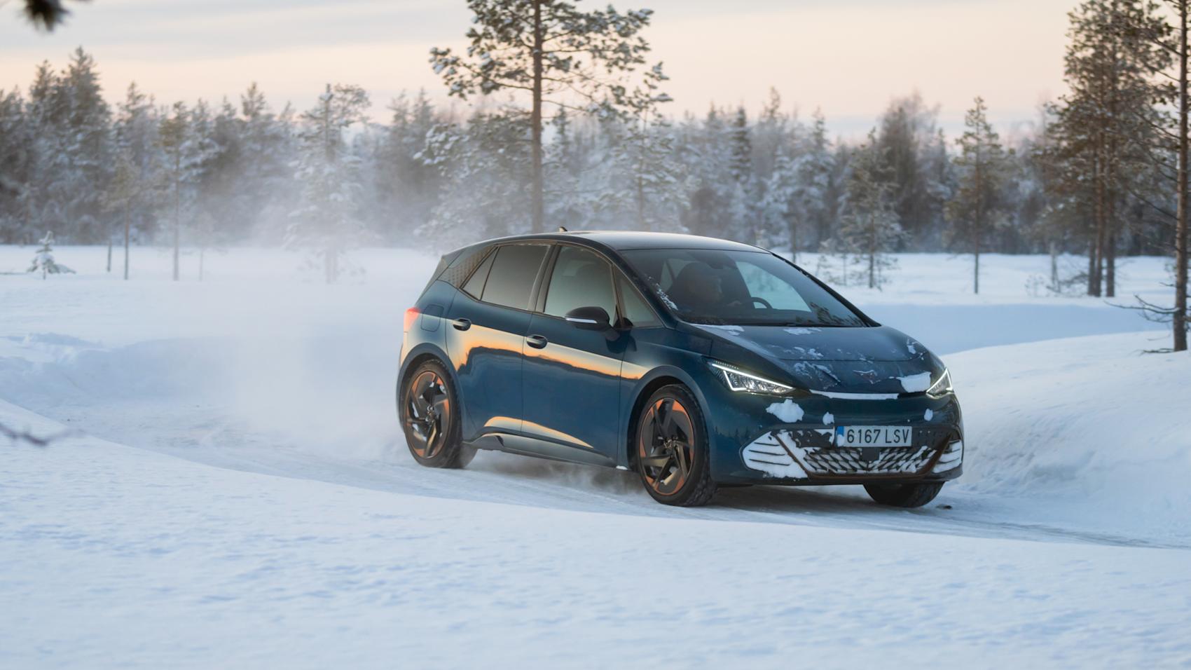 En översnöad skylt är ingen ursäkt för att köra för fort. (Foto: Cupra)