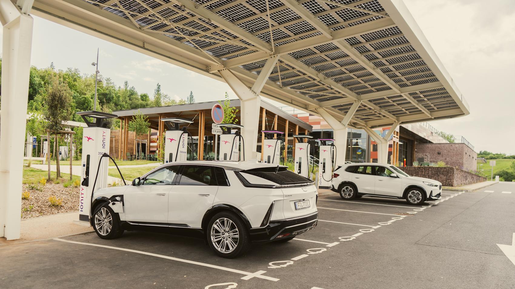 Den officiella räckvidden är 53 mil, men räkna med drygt 30 på motorvägen.