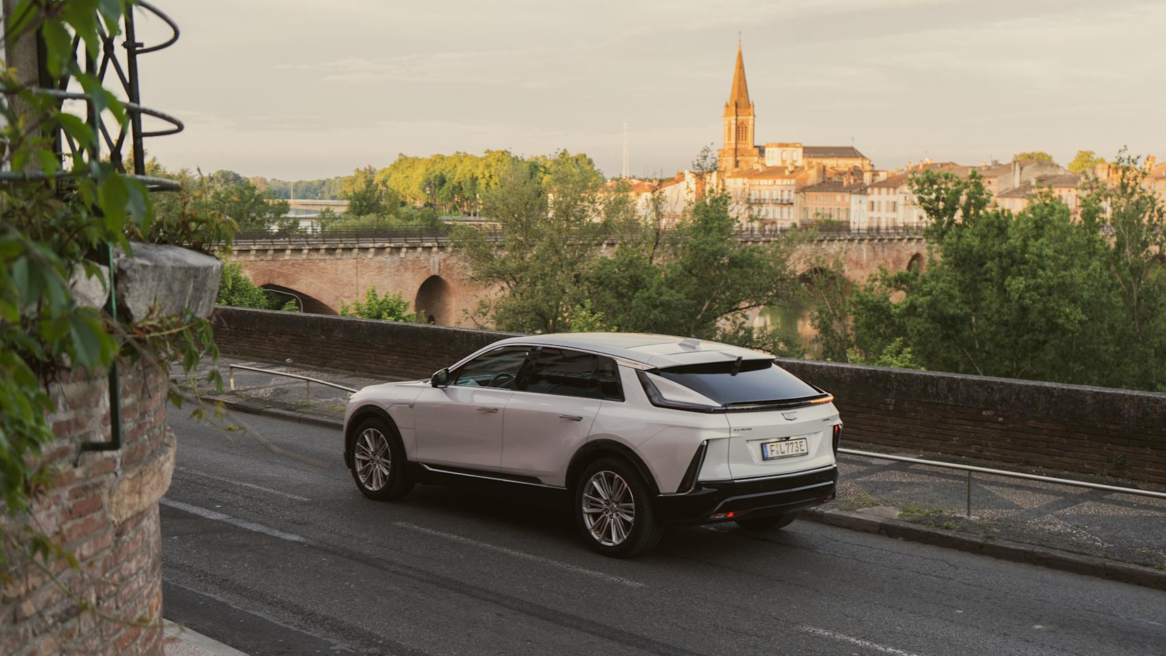 Designmässigt har Lyriq hämtat inspiration från forna modeller.