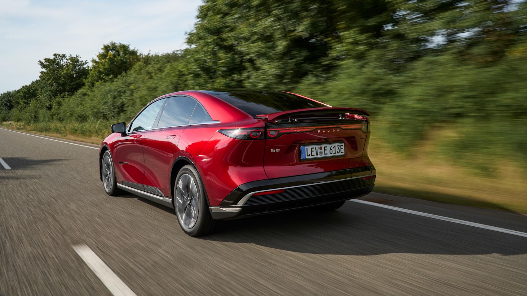 Mazda 6e är inte riktigt lika sportig som utseendet ger nys om. (Foto: Mazda)