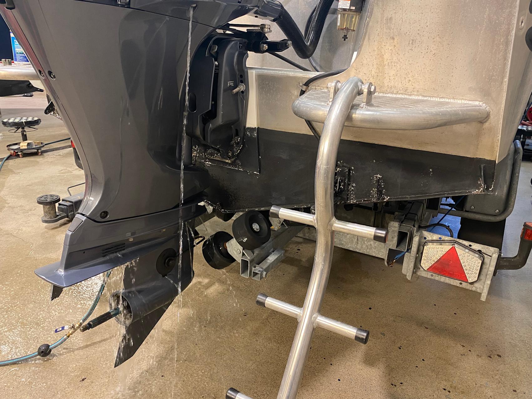 Ferskvannskjør motoren, og sett deretter på propellen igjen.