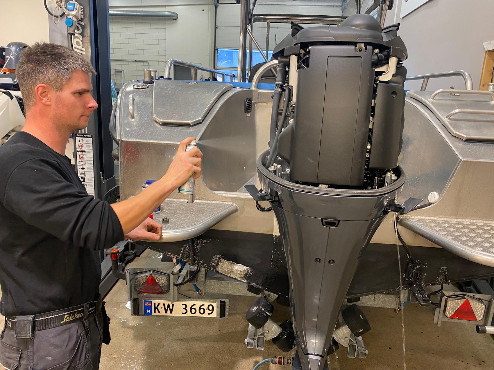 SMØRER TJUKT PÅ: Torbjørn Klyve (34) er tekniker hos Smart Marine. Her viser han hvordan det skal gjøres.