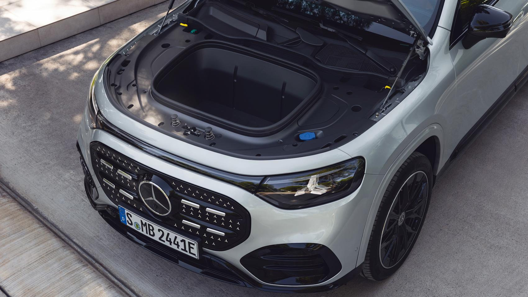 Frunken rymmer upp till 127 liter, perfekt för smutsiga laddkablar. (Foto: Mercedes-Benz)