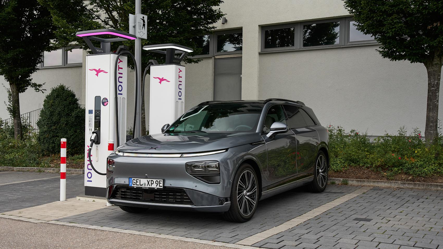 Xpeng G9 laddar snabbare än sin egen skugga. (Foto: Xpeng)