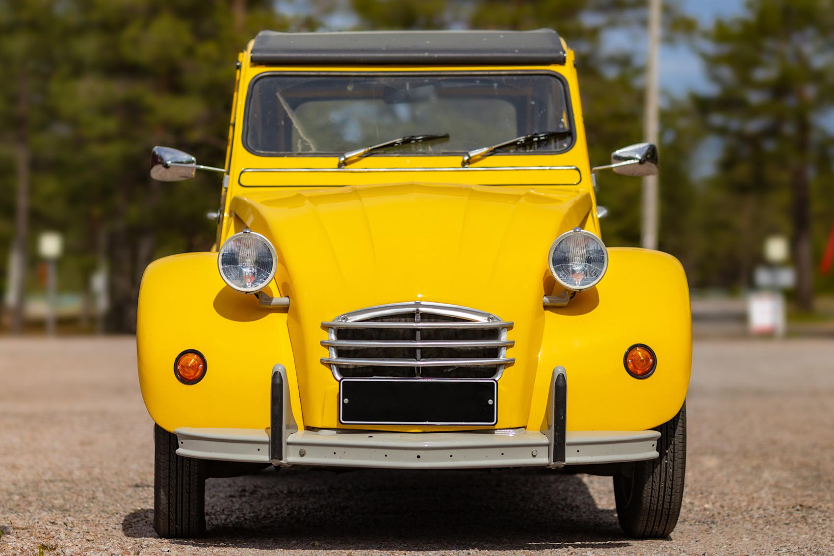 Roger Moore som James Bond i gul 2CV i 'For your eyes only' - Foto: Getty Images