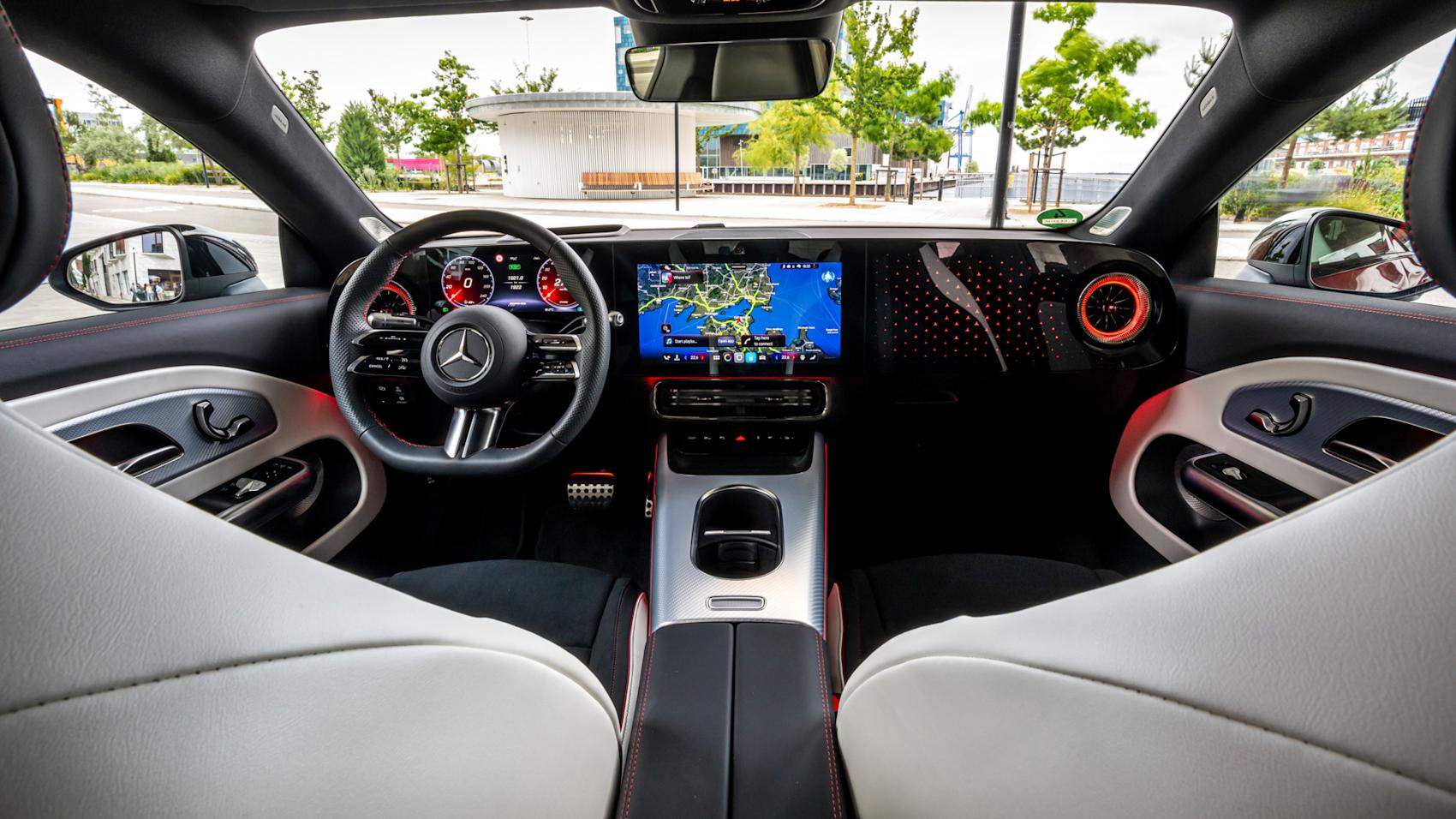 Interiören är åt det plastiga hållet. (Foto: Mercedes-Benz