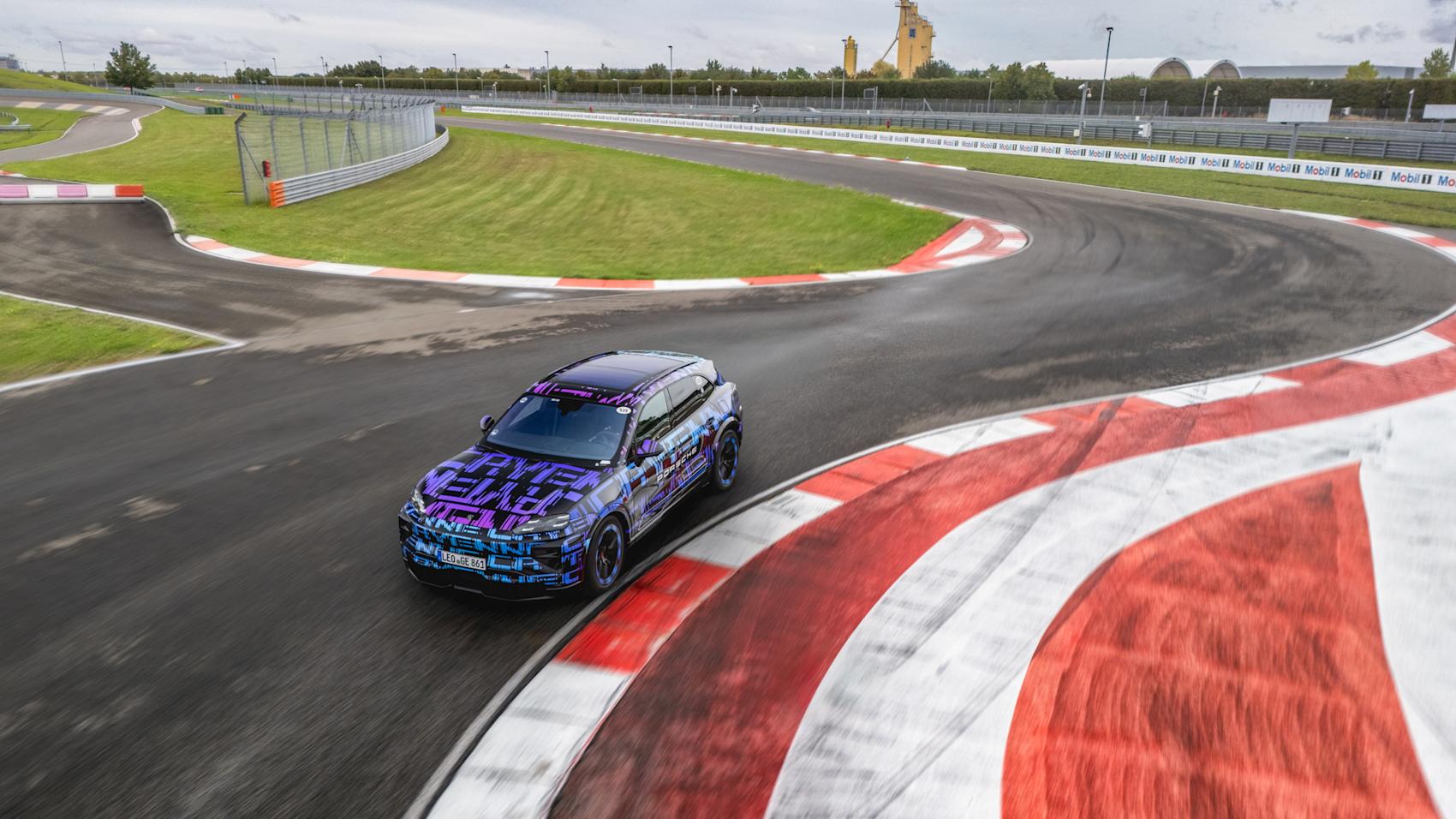 Bilen kan ta sig runt Porsche bana imponerande snabbt, särskilt med hänsyn till dess storlek. (Foto: Porsche)