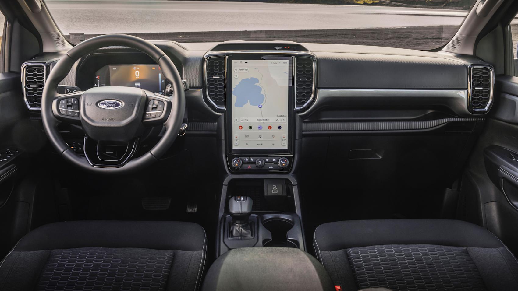 Interiören upplevs som amerikansk, där infotainmentskärmen sannerligen är dominerande. (Foto: Ford)