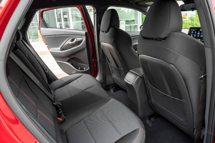 SCR-hyundai-i30-fastback-interior-rear-space