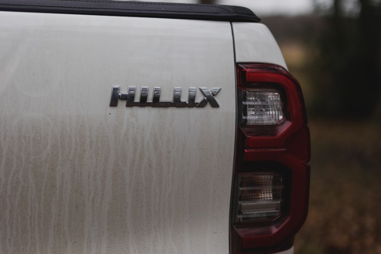 Toyota-hilux-badge