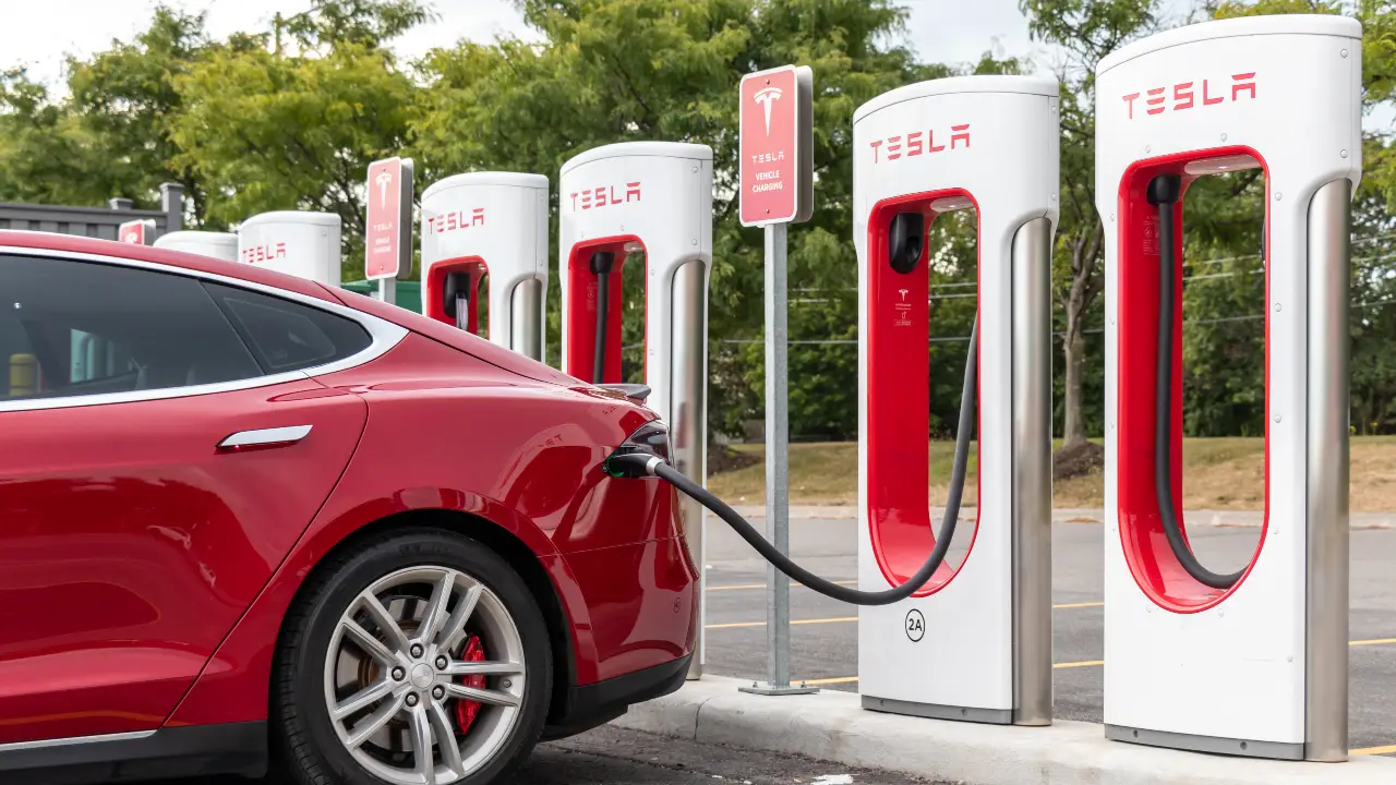 How much does it cost to charge a tesla?