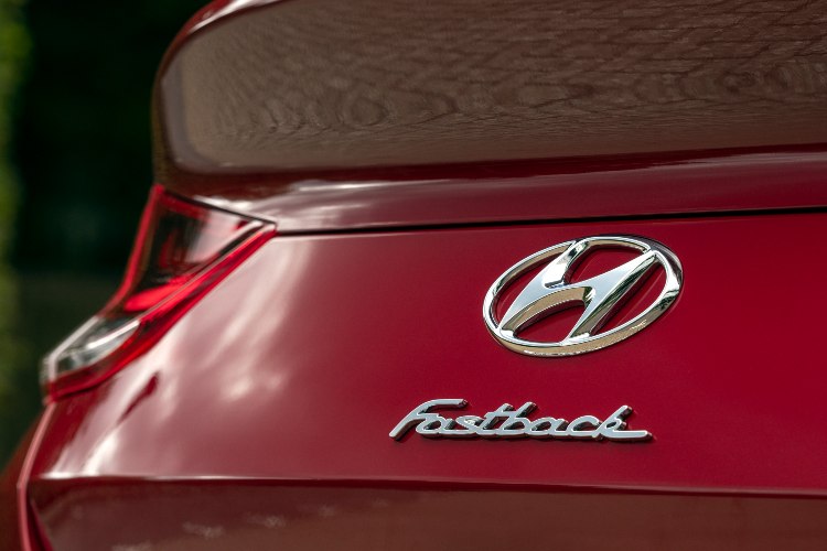 Scr-hyundai-i30-fastback-model-badge