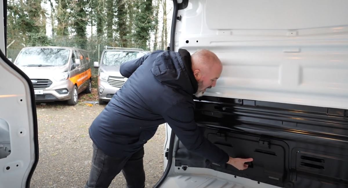 Renault-trafic-loadthrough