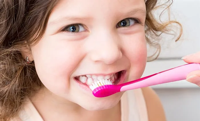 Çocukların dişlerinin fırçalanması article banner