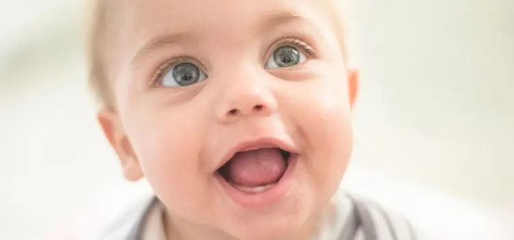 Diş çıkaran bebek diş etleri 