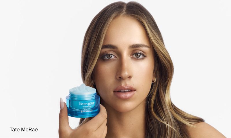 Tate McRae holding an opening jar of Neutrogena® Hydro Boost Water Gel