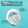 Trace du nettoyant pour le visage sur fond bleu.