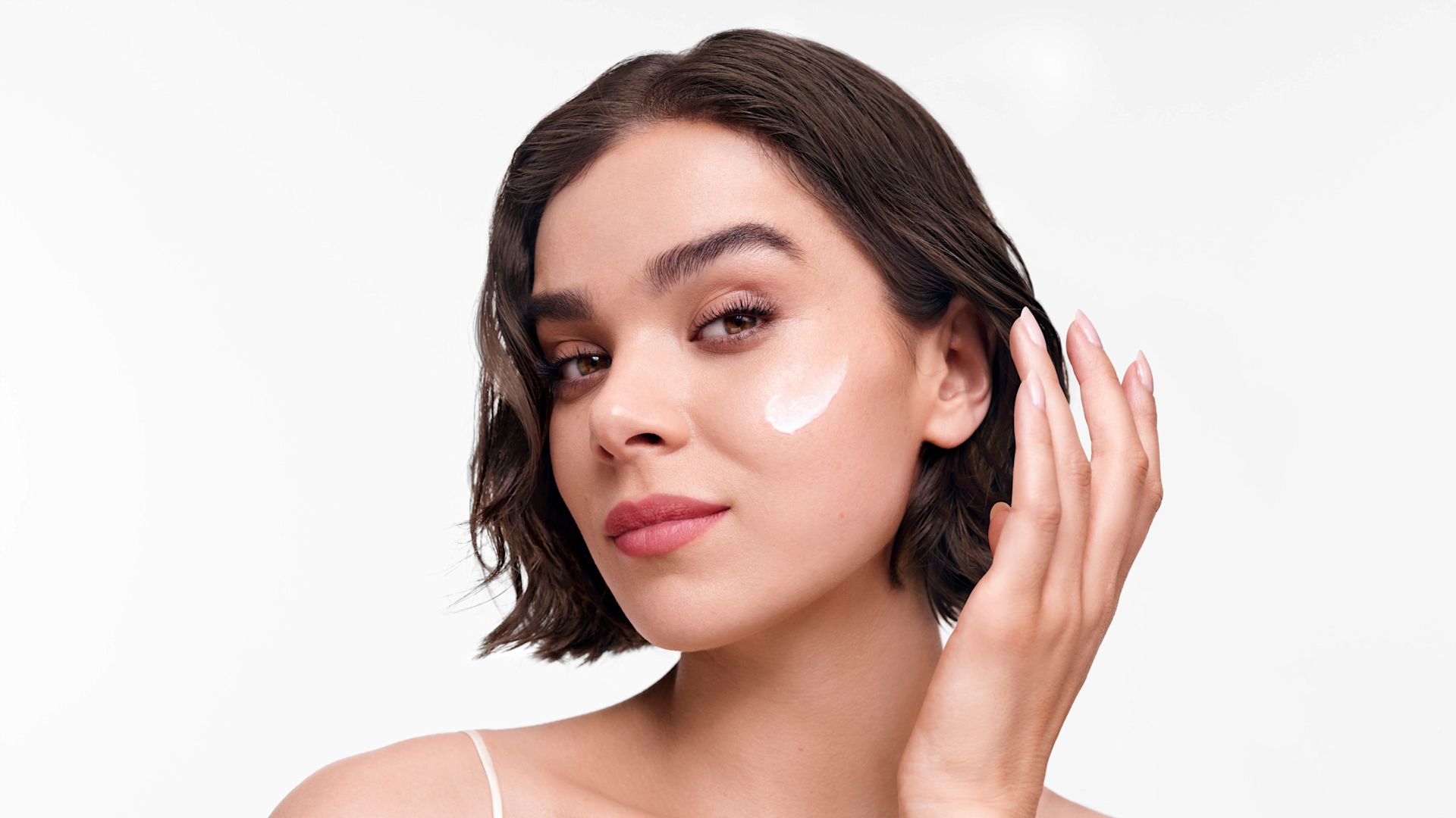 Schauspielerin Hailee Steinfeld nutzt Neutrogena Collagen Bank als Teil ihrer Gesichtspflege ​