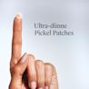 Neutrogena® Anti-Pickel+ Ultra-Dünnes Pickel Patche auf der Spitze des Zeigefingers