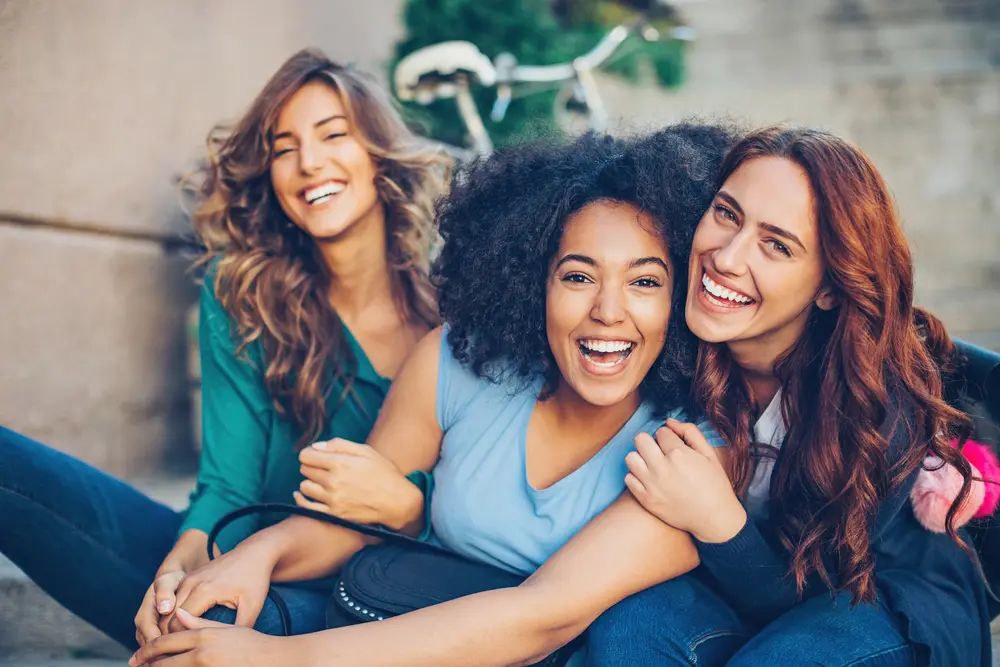 Strahlend glückliche junge Frauen